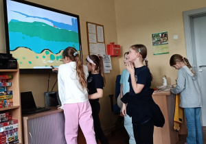 Dzieci wspólnie tworzą ilustrację przestrzenną
