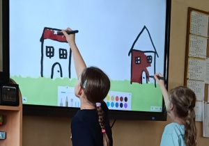 Dzieci wykonują zadanie praktyczne podczas zajęć świetlicowych