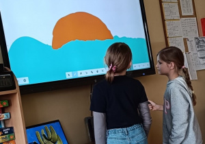 Dziewczynki wykonują obrazek związany ze skojarzeniem ze słowem legenda