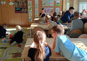 Uczniowie wykonują mapę skojarzeń ze słowem legenda