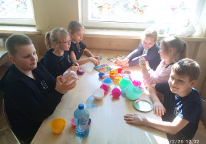 Uczniowie pracują przy stoliku