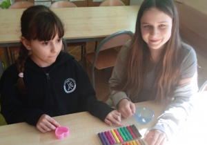 Uczennice siedzą w ławce