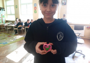 Uczennica pokazuje swoją pracę