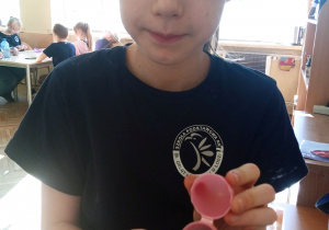 Uczennica pokazuje swoją pracę