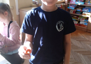 Uczeń pokazuje swoją pracę