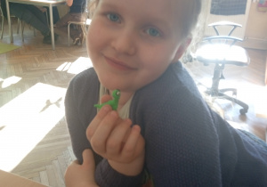 Uczennica pokazuje swoją pracę