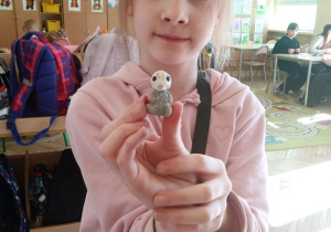 Uczennica pokazuje swoją pracę