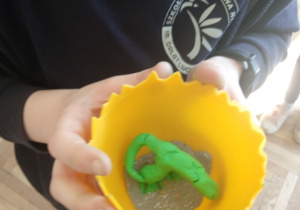 Dziecko pokazuje swoją pracę