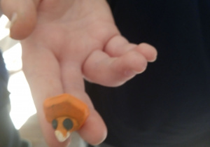 Dziecko pokazuje swoją pracę