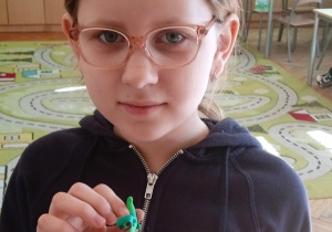 Uczennica pokazuje swoją pracę