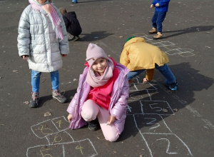 Zabawy z kredą na świeżym powietrzu
