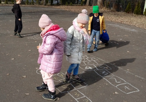 Dzieci grają w klasy