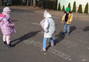 Dziewczynki grają w klasy
