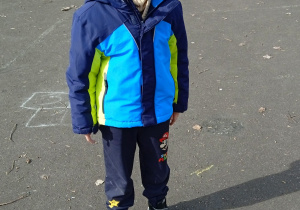 Uczeń stoi na boisku