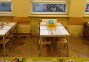 Ławki z przyborami do pracy