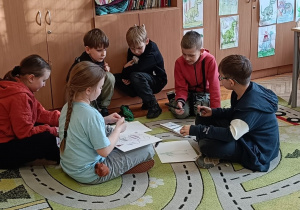 Dzieci wykonują ćwiczenie plastyczne