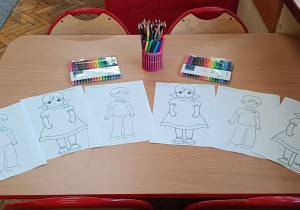 Stolik z kolorowankami dla dzieci odwiedzających naszą świetlicę
