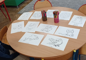 Stolik z kolorowankami dla gości w sali relaksu i odpoczynku