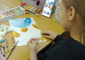 Uczennica wykonuje pracę plastyczną