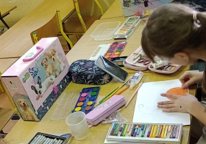 Uczennice pracują przy stoliku