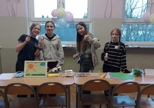 Uczennice stoją przy ławce