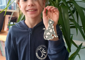 Uczennica ze swoją pracą