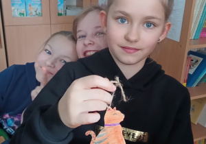 Uczennica pokazuje swoją pracę