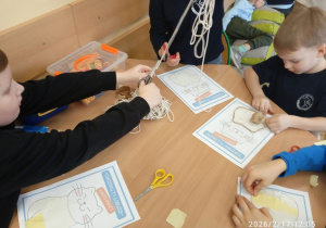 Uczniowie pracują przy stole