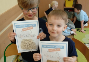 Uczniowie pokazują swoją pracę