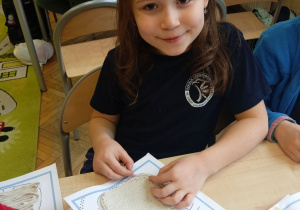 Uczennica wykonuje pracę plastyczną