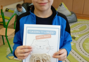 Uczeń pokazuje swoją pracę