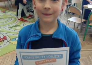 Uczennica pokazuje swoją pracę