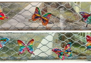 Prace plastyczne zawieszone w oknie