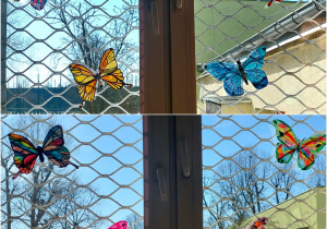 Pokolorowane motyle zawieszone w oknie