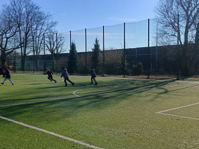 Wiosenne bezpieczne zabawy na boisku