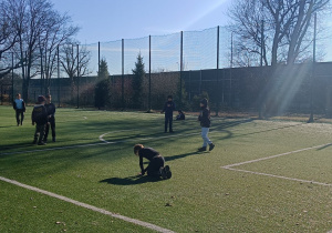 Chłopcy przestrzegają zasad fair play na boisku