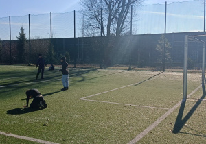 Chłopcy trenują współpracę na boisku