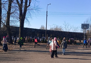 Dzieci bawią się na boisku wymyślając własne zabawy ruchowe