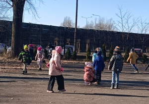 Dzieci bawią się wesoło ze sobą