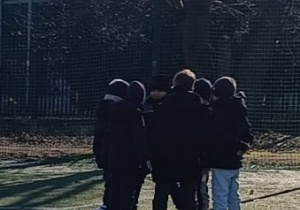 Dzieci naradzają się do gry drużynowej