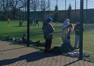 Dzieci ustalają między sobą w co będą się bawić