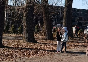 Dzieci wesoło bawią się wspólnie na boisku