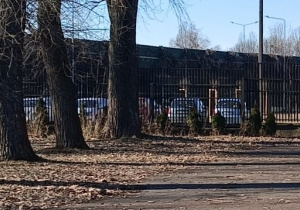 Uczniowie bawią się w berka