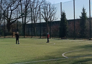 Uczniowie dobrze się bawią piłką nożną