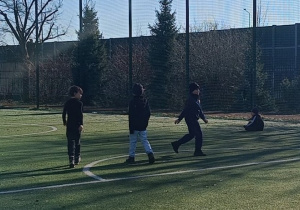 Uczniowie korzystają z pięknej pogody na boisku