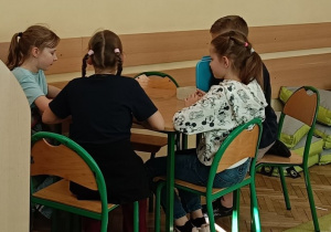 Dzieci pracują nad pomysłem jakie dźwięki słyszą nasze uszy