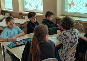 Uczniowie pracują wspólnie nad mapą skojarzeń ze zmysłem słuchu