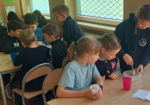 Uczniowie siedzą w ławkach