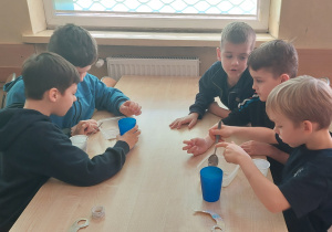 Uczniowie robią doświadczenie