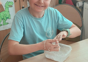 Uczennica siedzi w ławce